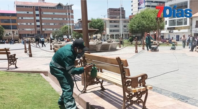 Después del roche nacional le dan un retoque a las bancas de la Plaza de la Constitución