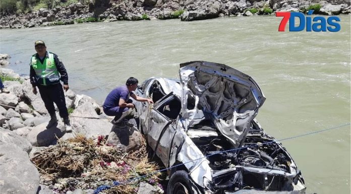 Recuperan vehículo que cayó al río Mantaro y chofer sigue desaparecido