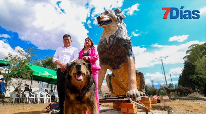 ‘Oso’, el perro que acompaña desfiles y ceremonias, tiene su escultura en el Allqu Park