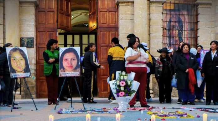 Realizan vigilia y encendido de velas en memoria de víctimas de feminicidio