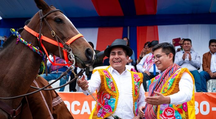 En inicio de asfaltado alcalde de Huancayo regala una yegua al gobernador