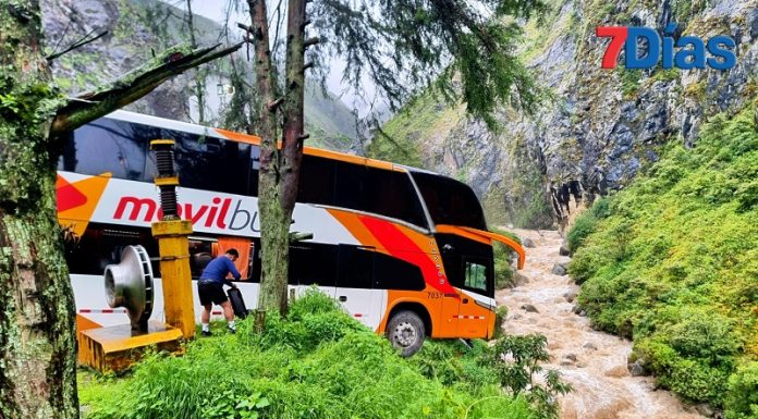 Bus con 50 pasajeros se despista y queda al borde del precipicio