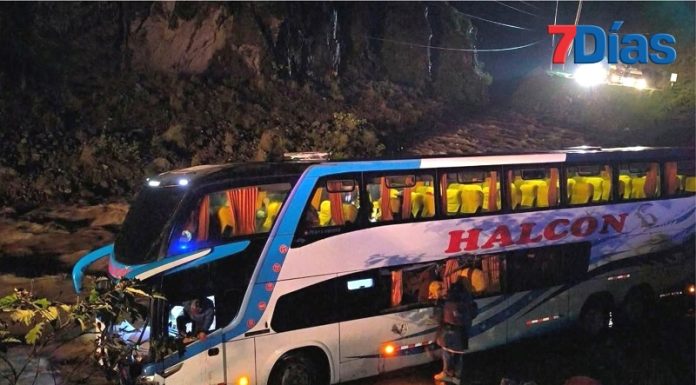 Bus de Halcón se despista y acaba a centímetros del río Rímac en San Mateo