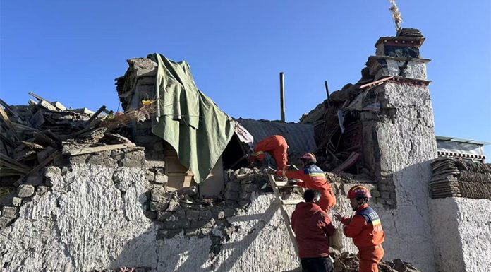 Terremoto en China derrumba casas y edificios y deja al menos 100 muertos