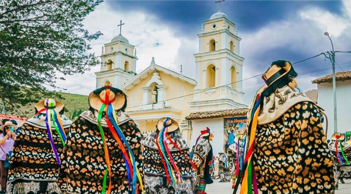 La danza de La Huaconada se luce en su tercer día en Mito, Concepción