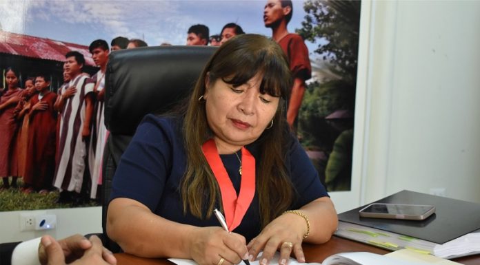 Suspenden a jueza por intentar ayudar a su amiga para no ser sentenciada