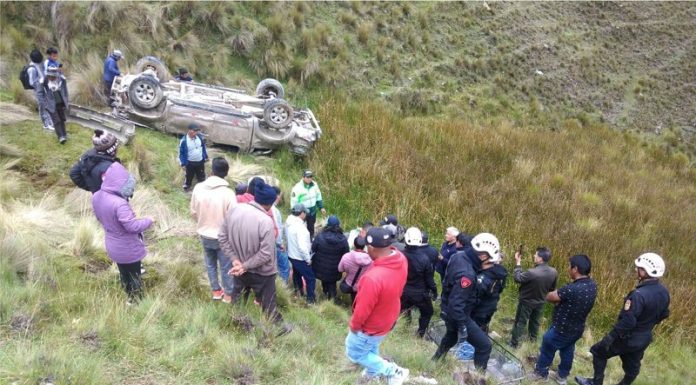 Tres mueren y dos quedan heridos en volcadura de camioneta en Huancavelica