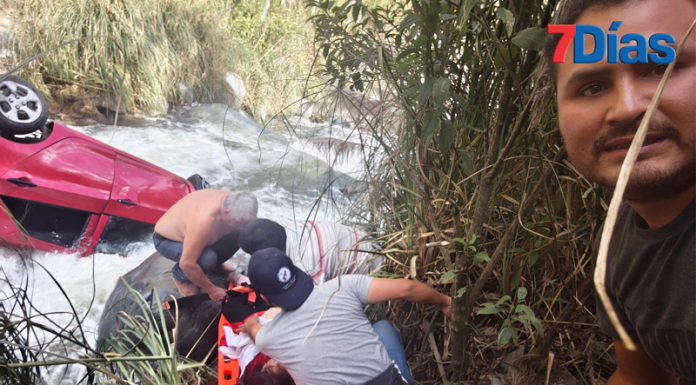 Auto con dos mujeres y dos menores cae al río en la vía Tarma – La Merced