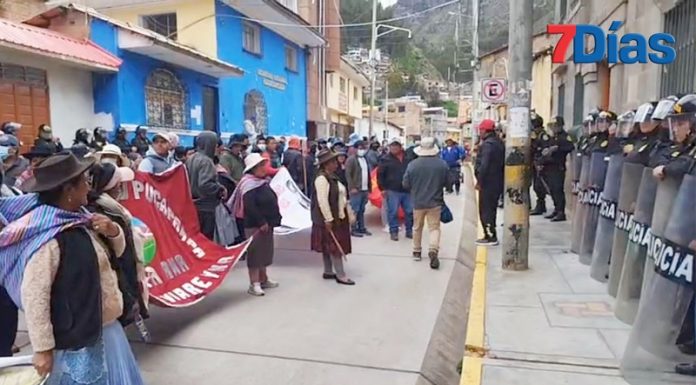 Pobladores de Huancavelica rechazan firma de acta y siguen protestas por segundo día