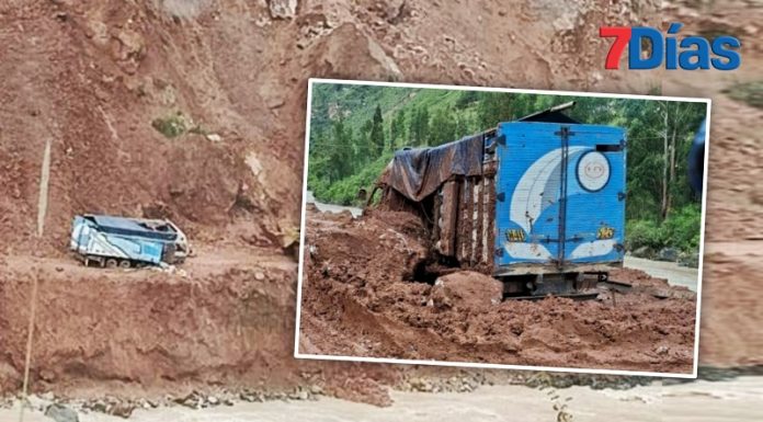 Camión se salva de ser aplastado por una roca y acabar en el río Mantaro