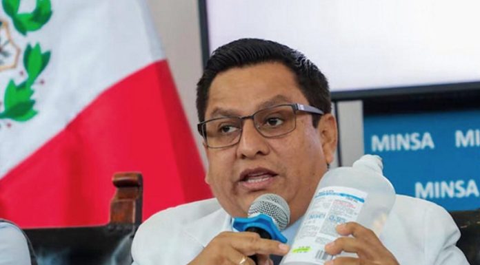 Ministro anuncia liberar 400,000 frascos de suero fisiológico