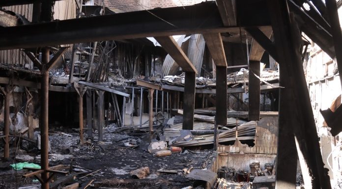 El fuego consumió todo en el interior del local Antojitos en Huancayo
