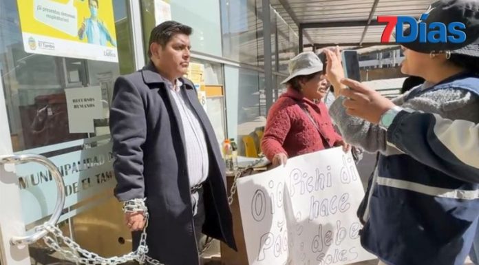 Empresario se encadena porque MDT le «pasea» por una deuda de 798 mil