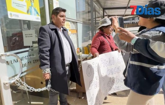 Empresario se encadena porque MDT le «pasea» por una deuda de 798 mil