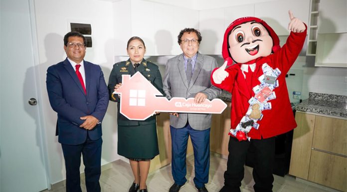Caja Huancayo entrega departamento a suboficial PNP ganadora del concurso «Policía Soy»