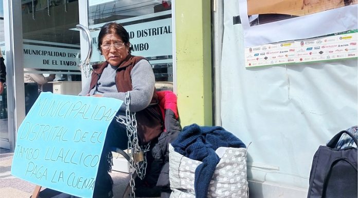 Rafaela Mallma se encadena en la municipalidad de El Tambo exigiendo su pago