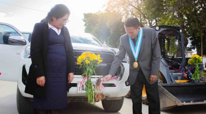 Regidores piden que alcalde informe sobre camioneta edil vista saliendo de su casa