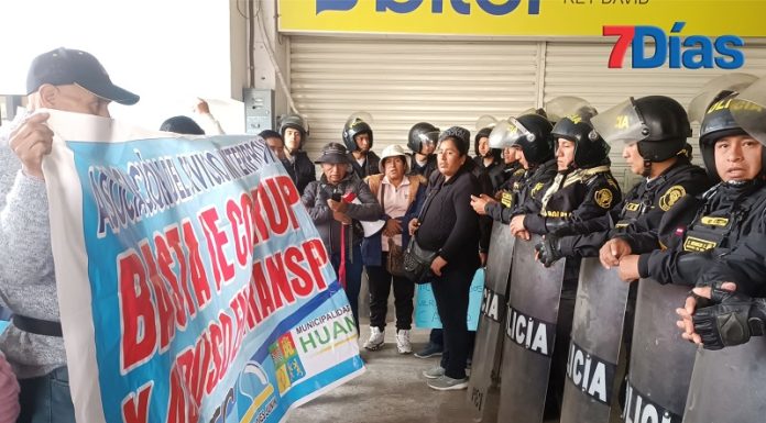 Otro grupo de transportistas realiza plantón frente al gobierno regional exigiendo igualdad