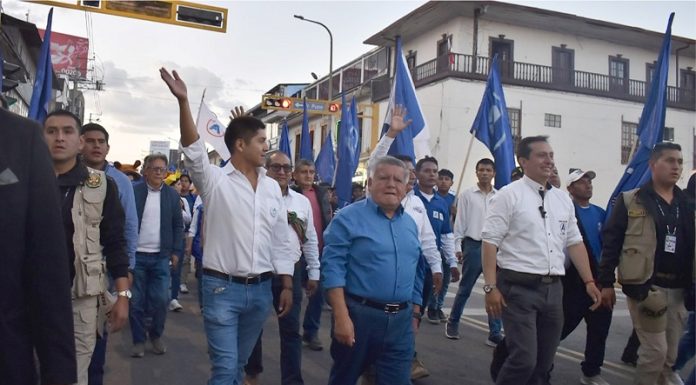 César Acuña habría vulnerado la ley de neutralidad en su movilización y mitin en Huancayo