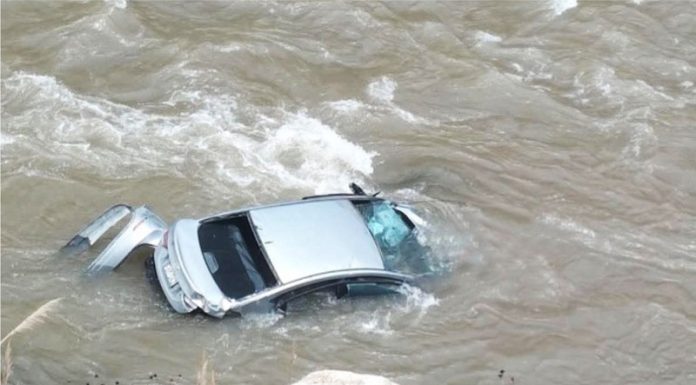 Auto con cinco policías cae al Mantaro, uno está desaparecido
