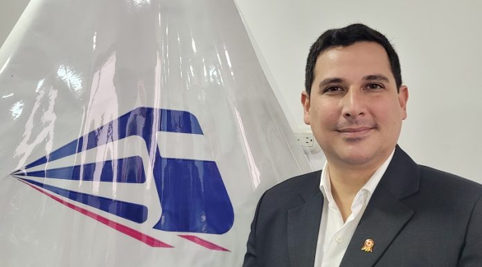 César Combina anuncia precandidatura presidencial por Avanza País