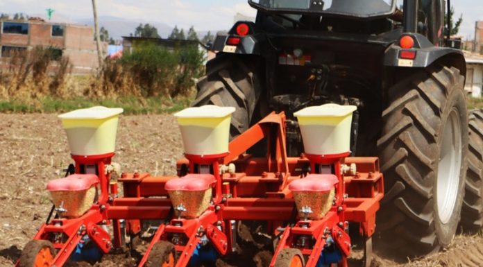 En la UNCP crean arado que deshierba, labra, siembra y abona simultáneamente