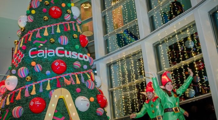 Caja Cusco enciende imponente árbol navideño en Huancayo y da inicio a la temporada festiva