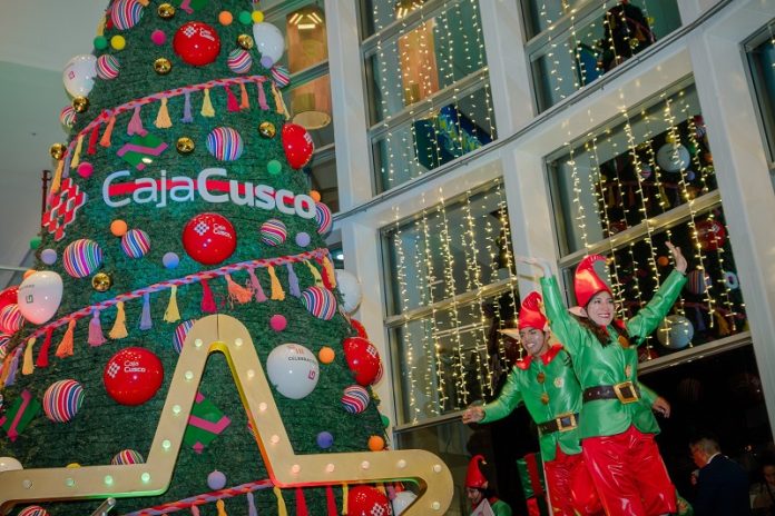 Caja Cusco enciende imponente árbol navideño en Huancayo y da inicio a la temporada festiva