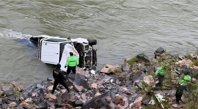 Camioneta cae al río Mantaro y tres miembros de una familia se salvan