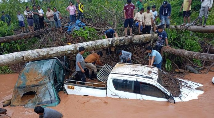 Dos camionetas son arrastradas por torrentes y sus ocupantes se salvan