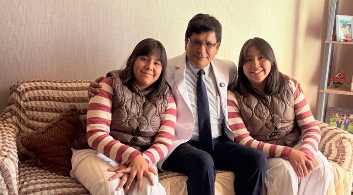 Gratitud eterna: Gemelas del primer caso de cirugía fetal visitan a su médico
