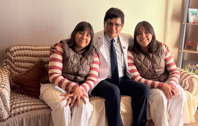 Gratitud eterna: Gemelas del primer caso de cirugía fetal visitan a su médico