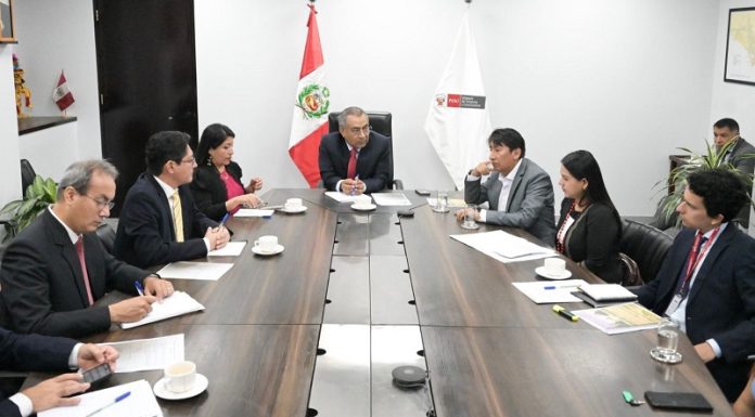 Ministros del MEF y MTC se reúnen con congresistas por tema de carretera central