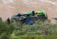 Un fallecido y varios heridos en volcadura de bus con músicos de Show Selección Huanri
