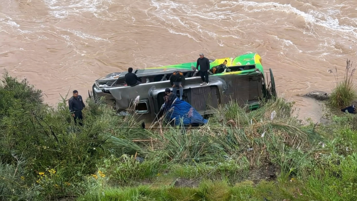 Un fallecido y varios heridos en volcadura de bus con músicos de Show Selección Huanri