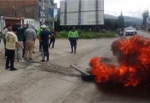 Transportistas bloquean carretera a la altura de puente Balsas por alza en combustibles