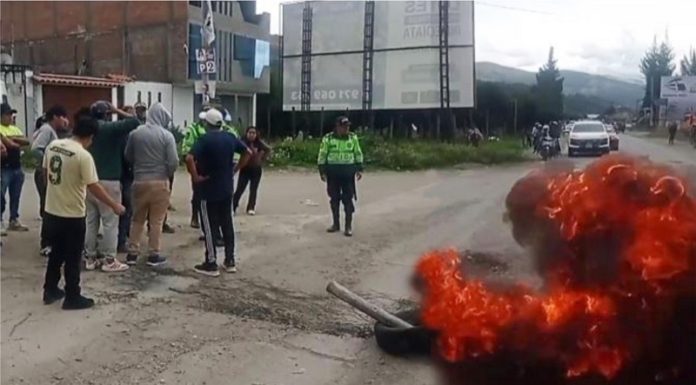 Transportistas bloquean carretera a la altura de puente Balsas por alza en combustibles