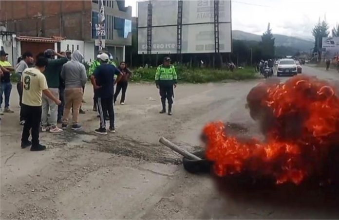 Transportistas bloquean carretera a la altura de puente Balsas por alza en combustibles