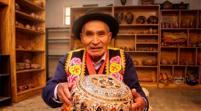 300 artesanos mantienen vigente el arte popular de burilar mates en El Tambo