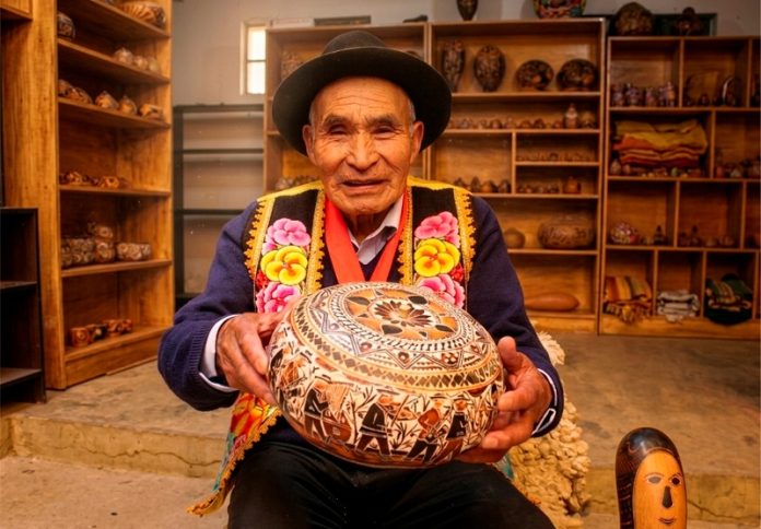 300 artesanos mantienen vigente el arte popular de burilar mates en El Tambo