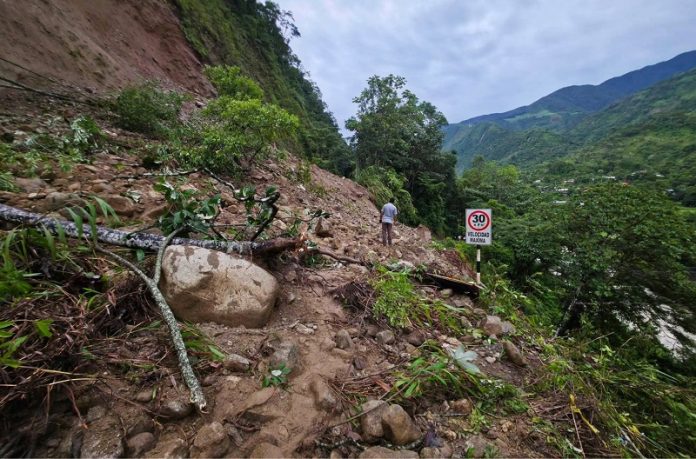 Pase bloqueado a Seva Central por derrumbe en el sector El Naranjal – San Ramón