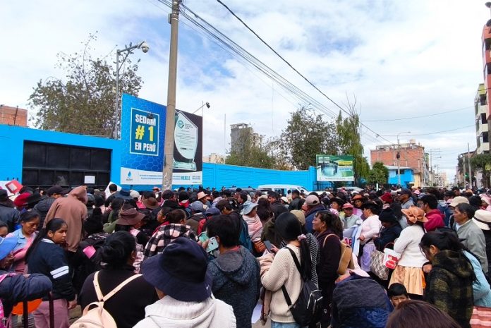 Pobladores de Chilca Alta hacen plantón frente a Sedam exigiendo agua potable