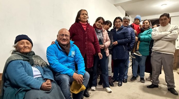 Rafael Meza rompe el molde, ahora escucha casa por casa