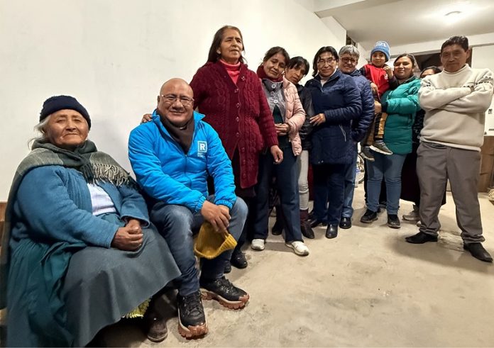 Rafael Meza rompe el molde, ahora escucha casa por casa