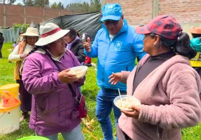 Rafael Meza establece contacto con emprendedores gastronómicos y artesanales de El Tambo
