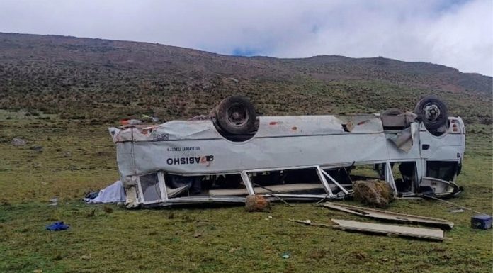 8 turistas que iban al nevado Rajuntay mueren en volcadura de bus