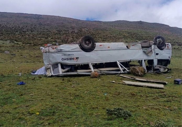 8 turistas que iban al nevado Rajuntay mueren en volcadura de bus