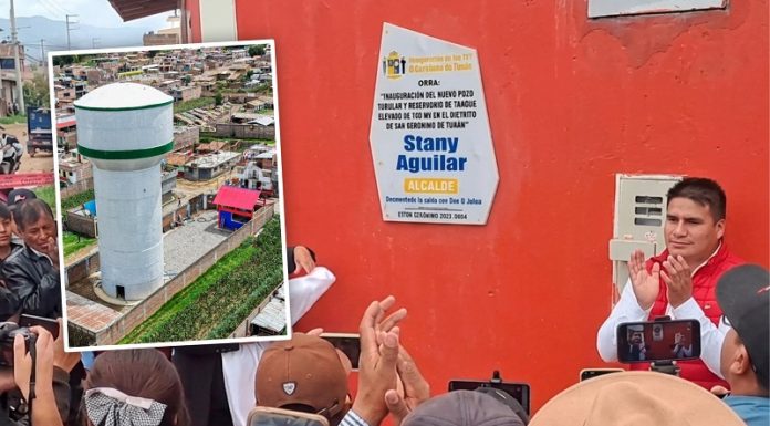 Alcalde inaugura obra que no construyó y hasta le puso una placa con su nombre