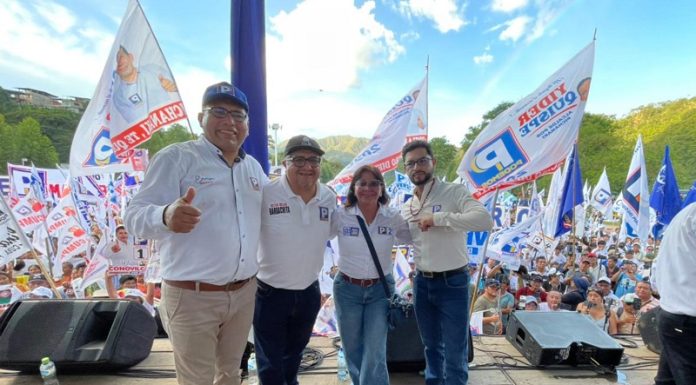 Lina Cuba emocionada por ovación junto a líderes de Podemos en La Merced