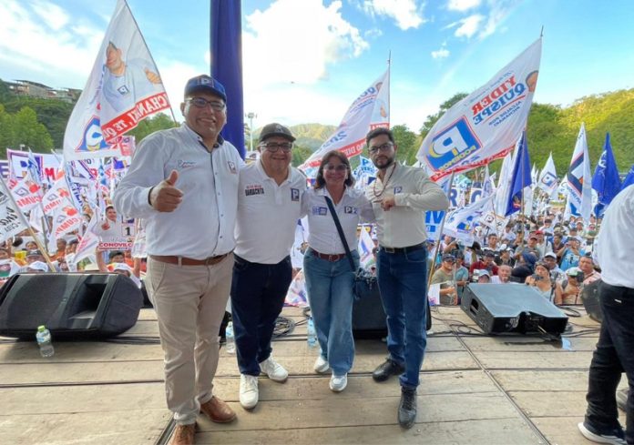 Lina Cuba emocionada por ovación junto a líderes de Podemos en La Merced